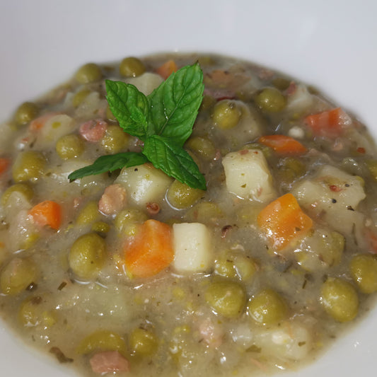 hausgemachter Erbseineintopf auf einem Teller, angerichtet als Serviervorschlag