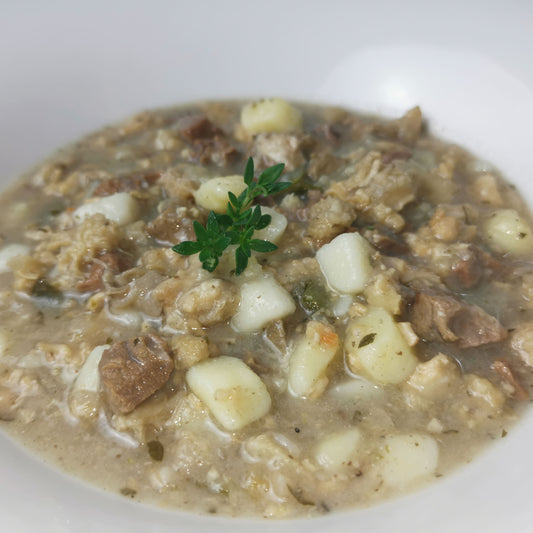 hausgemachter Flecke-Eintopf auf einem Teller, angerichtet als Serviervorschlag