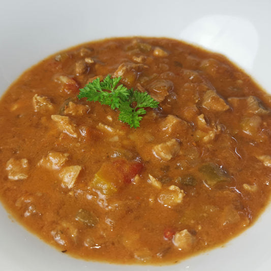 hausgemachte Gulaschsuppe auf einem Teller, angerichtet als Serviervorschlag garniert mit frischer Petersilie