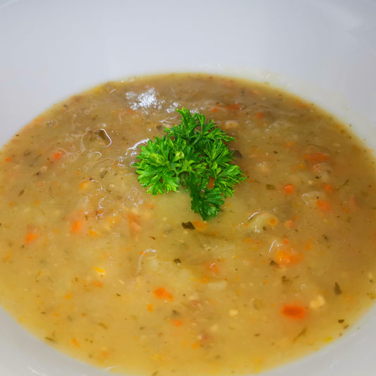 hausgemachte Kartoffelsuppe auf einem Teller, angerichtet als Serviervorschlag garniert mit Petersilie