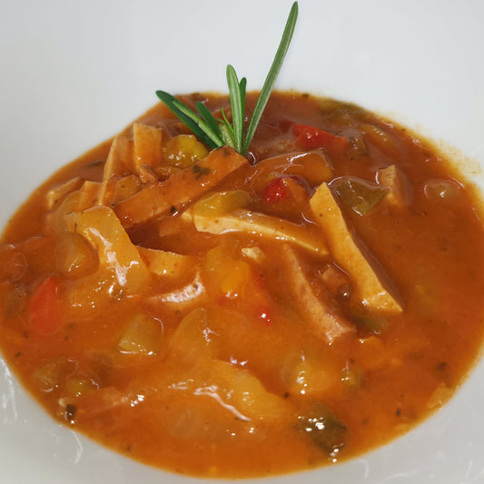 hausgemachte Soljanka auf einem Teller, angerichtet mit frischem Rosmarin als Serviervorschlag