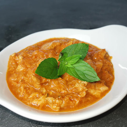 hausgemachter Szegediner Gulasch auf einem Teller, angerichtet als Serviervorschlag