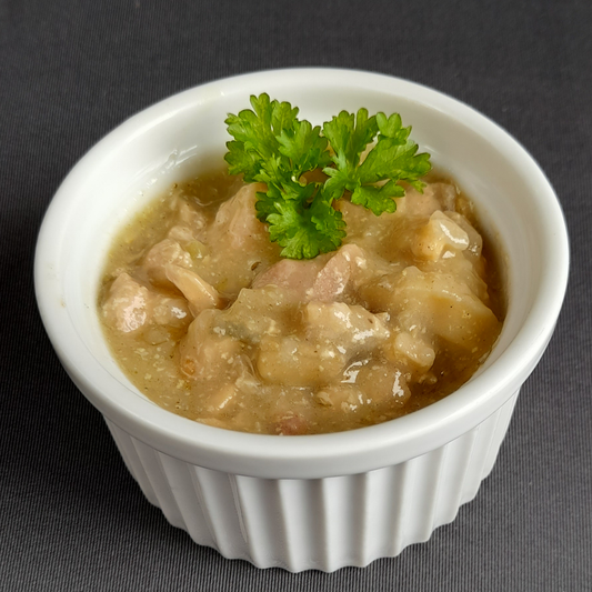 hausgemachtes Würzfleisch in einer Schale garniert mit frischer Petersilie, angerichtet als Serviervorschlag.